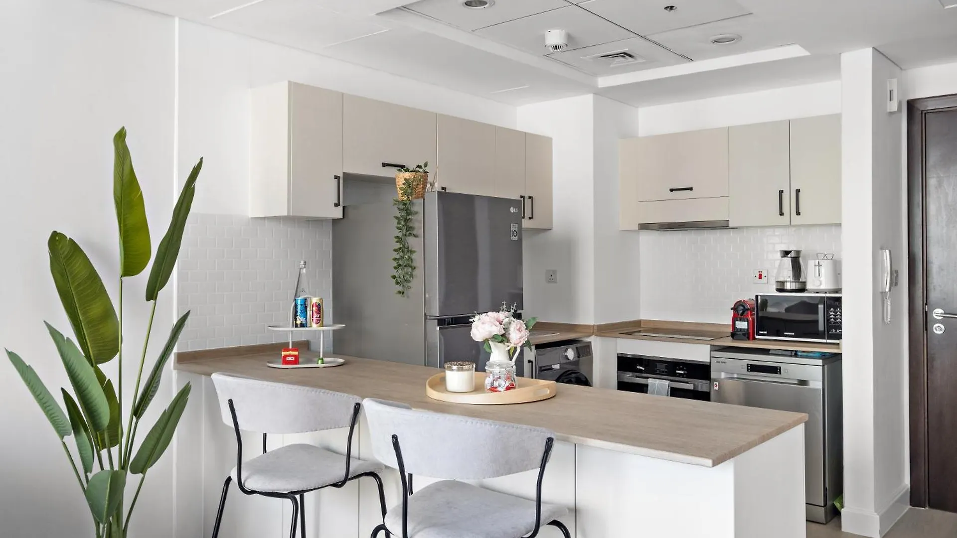 Renovated Luxe Bay Central Dubai Marina Apartment