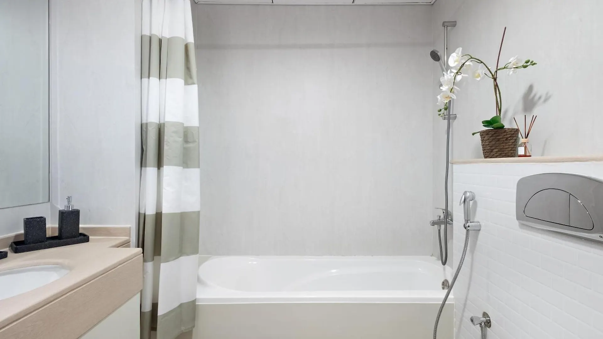 Renovated Luxe Bay Central Dubai Marina Apartment