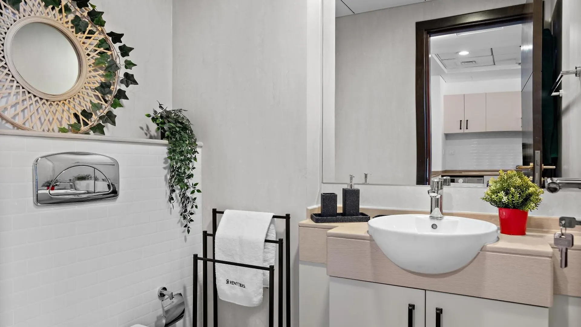 Renovated Luxe Bay Central Dubai Marina Apartment 0*,